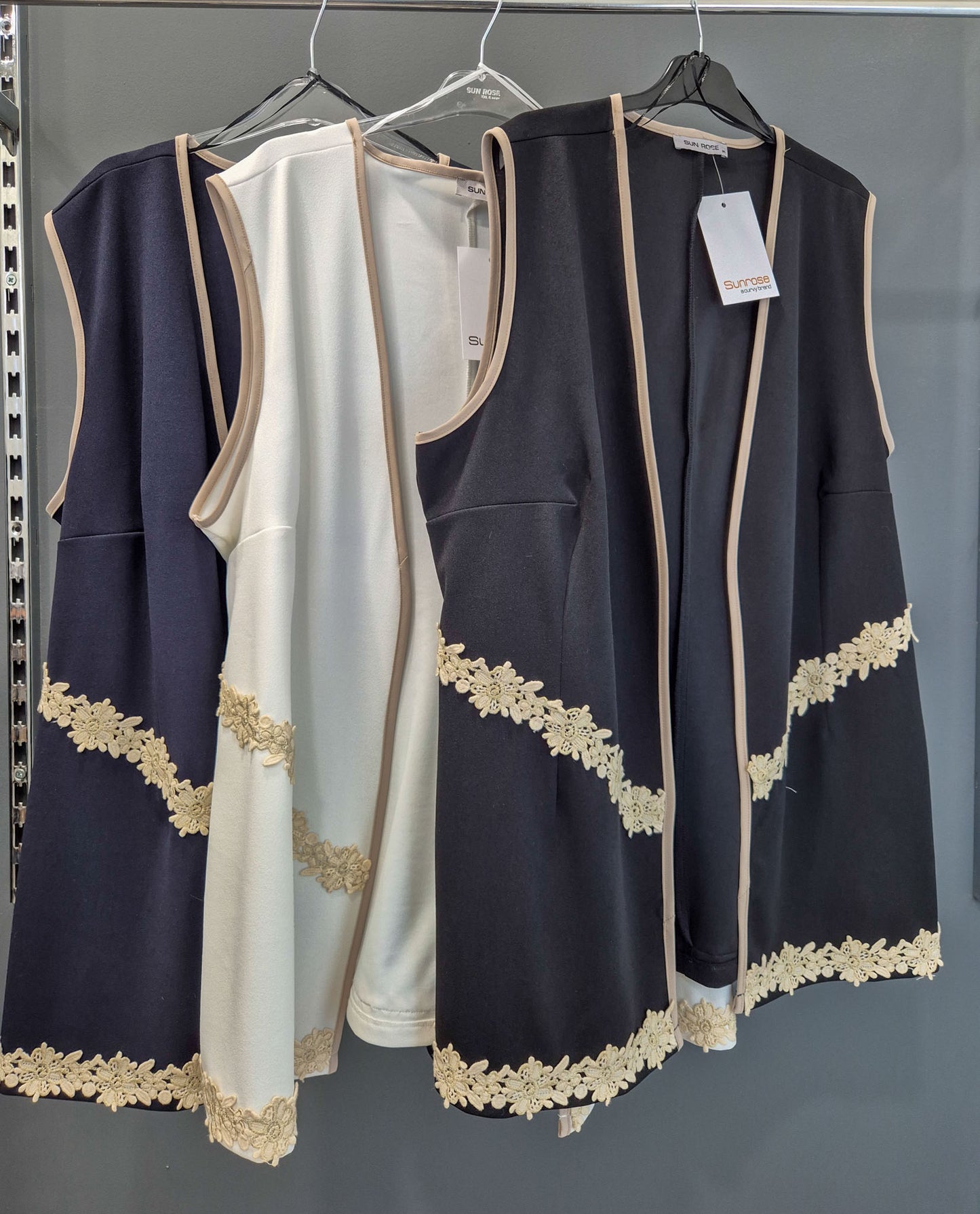 Γιλέκο σε ελαστικό ύφασμα με διχρωμίες